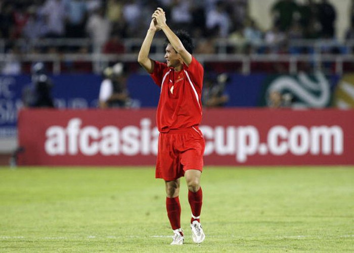 Asian Cup 2007 là một kỷ niệm đẹp khi đội tuyển Việt Nam với tư cách một trong bốn chủ nhà đã giành ngôi nhì bảng B để đoạt vé vào tứ kết. Trong ảnh, Công Vinh ăn mừng bàn thắng trong chiến thắng 2-0 trước UAE ở trận mở màn vòng bảng. (Xem pha lốp bóng bằng chân trái của Công Vinh qua đầu thủ môn)